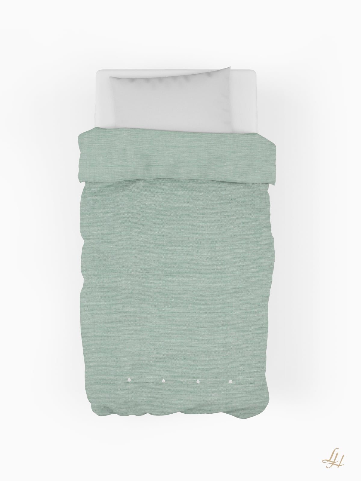 Ein ordentlich gemachtes Bett mit grüner Reinleinen-Bettdecke und weißem Kissen, von oben gesehen vor einem weißen Hintergrund.