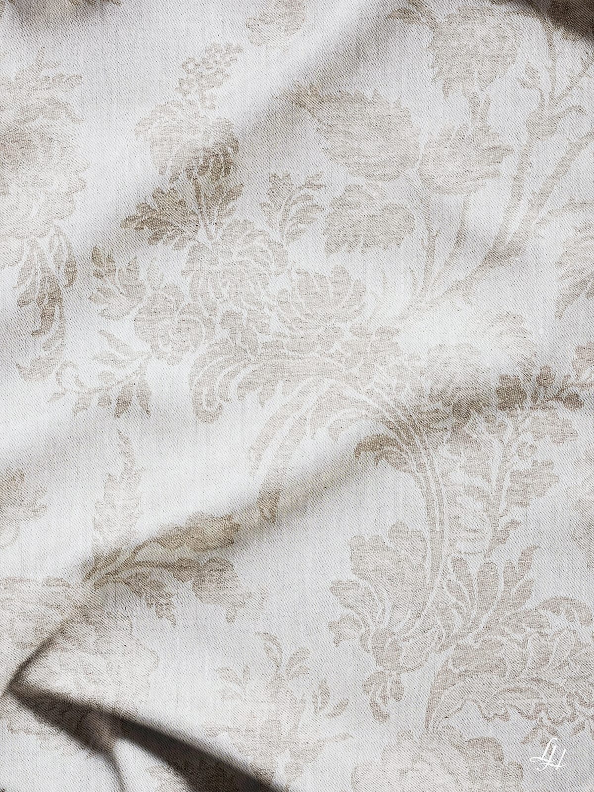 Chrysantheme Natur (Hell) Europäisches Leinen mit einem komplizierten floralen Muster, sanft schattiert und leicht faltig.