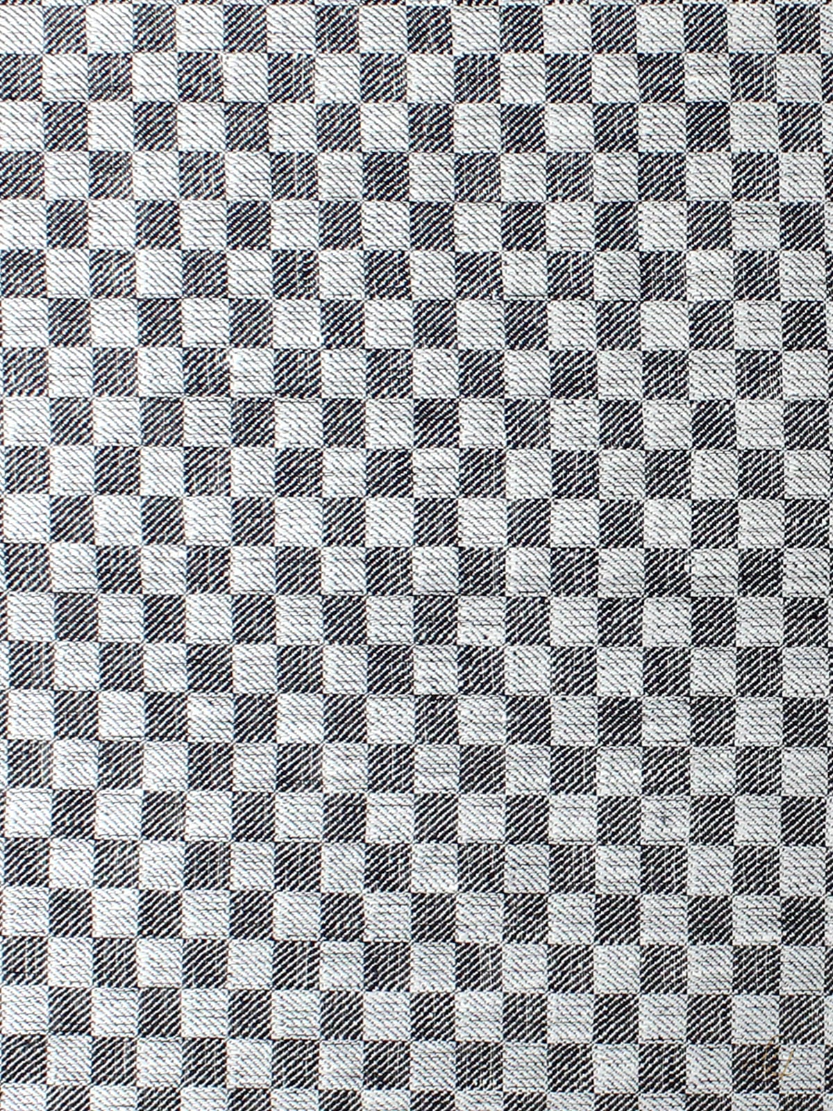 Ein kariertes Muster in Anthrazit mit diagonalen Linien, inspiriert vom klassischen Leinentuch für einen strukturierten, geometrischen Look.