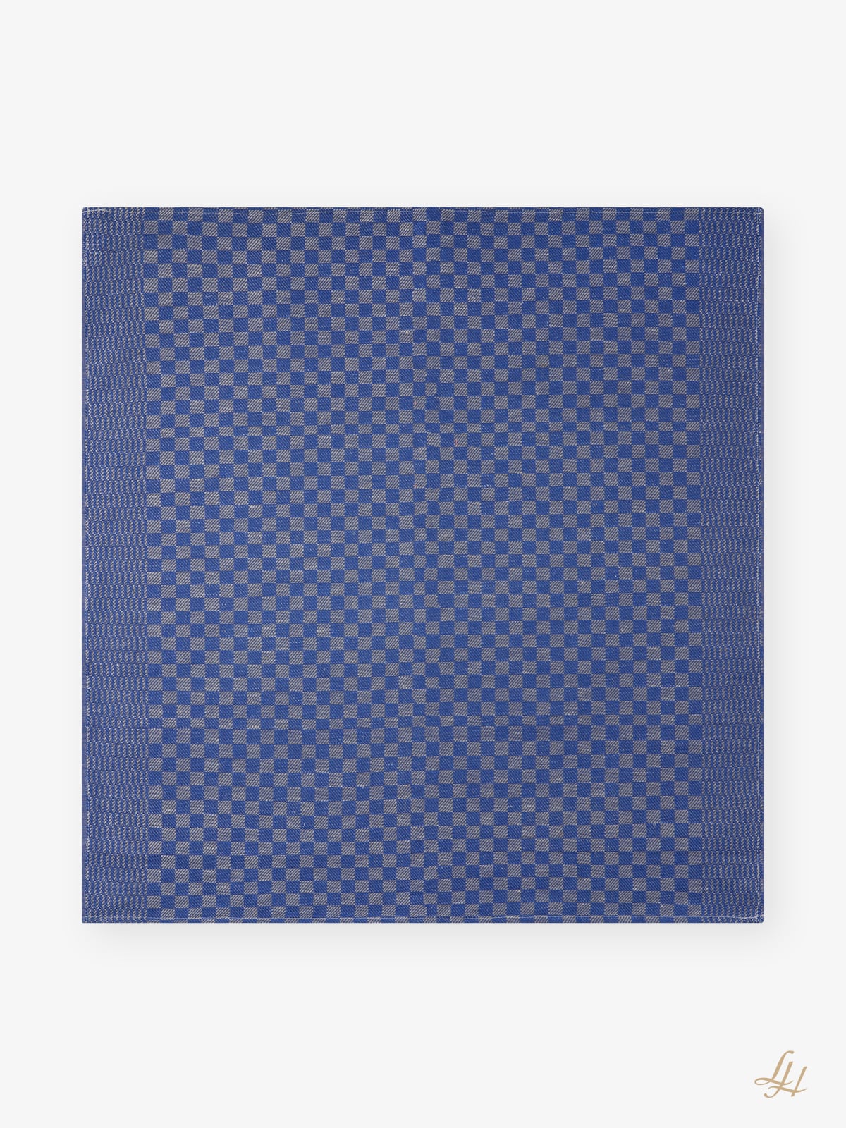 Ein blau-graues kariertes Küchentuch mit zwei gemusterten Seitenbändern auf weißem Hintergrund.
