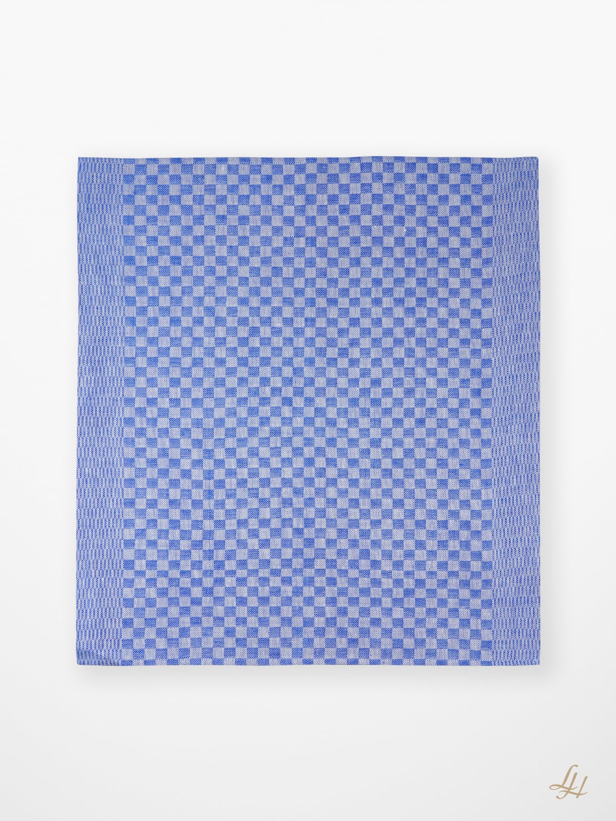 Ein rechteckiges kariertes Küchentuch in Blau und Weiß wird an zwei Seiten von einem blau-weißen Diagonalstreifenmuster eingefasst.