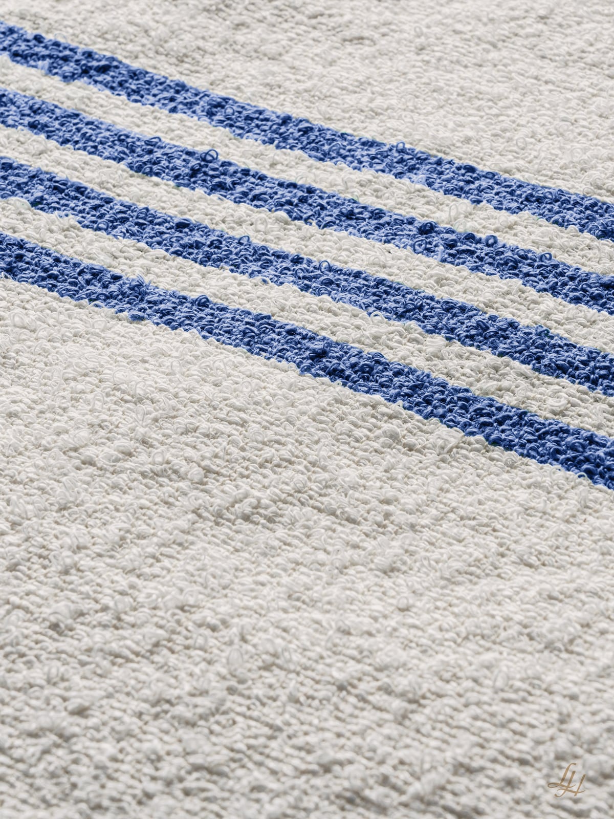 Handtuch aus Leinenfrotté-Cremeweiß mit Farbstreifen in Blau – Detailaufnahme
