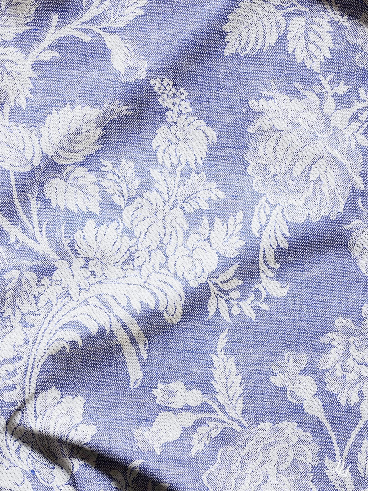 Tischläufer aus Reinleinen-Damast Muster Chrysantheme in Blau-Hell