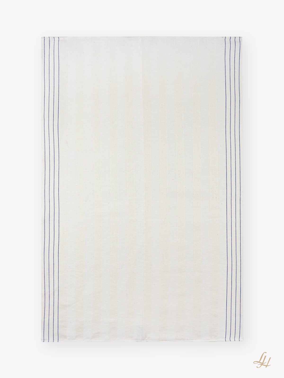 Ein schlichtes weißes Halbleinen Geschirrtuch mit drei dünnen blauen vertikalen Streifen auf jeder Seite, flach auf weißem Hintergrund.