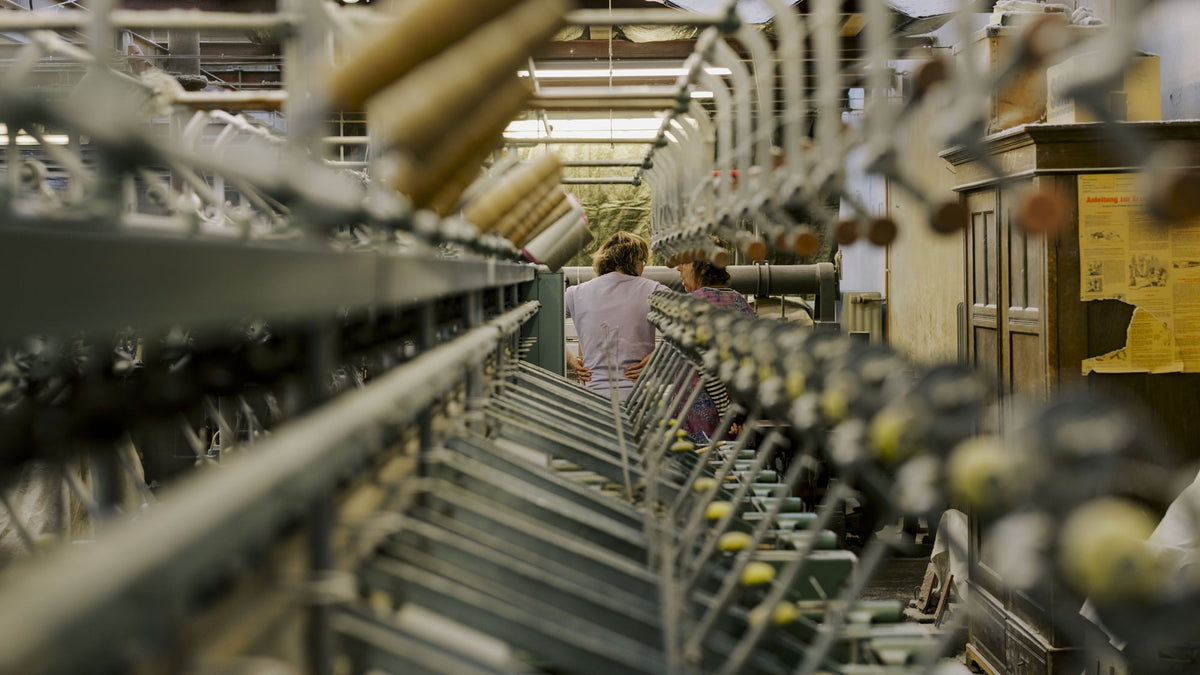 Blick in die Leinenmanufaktur Hoffmann – Webstühle und Handwerk