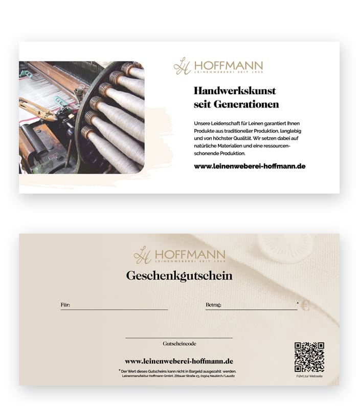 Zwei Bilder: Textilmaschinen mit Firmeninfo; sowie ein Geschenk-Gutschein für individuellen Genuss von der Leinenweberei Hoffmann.