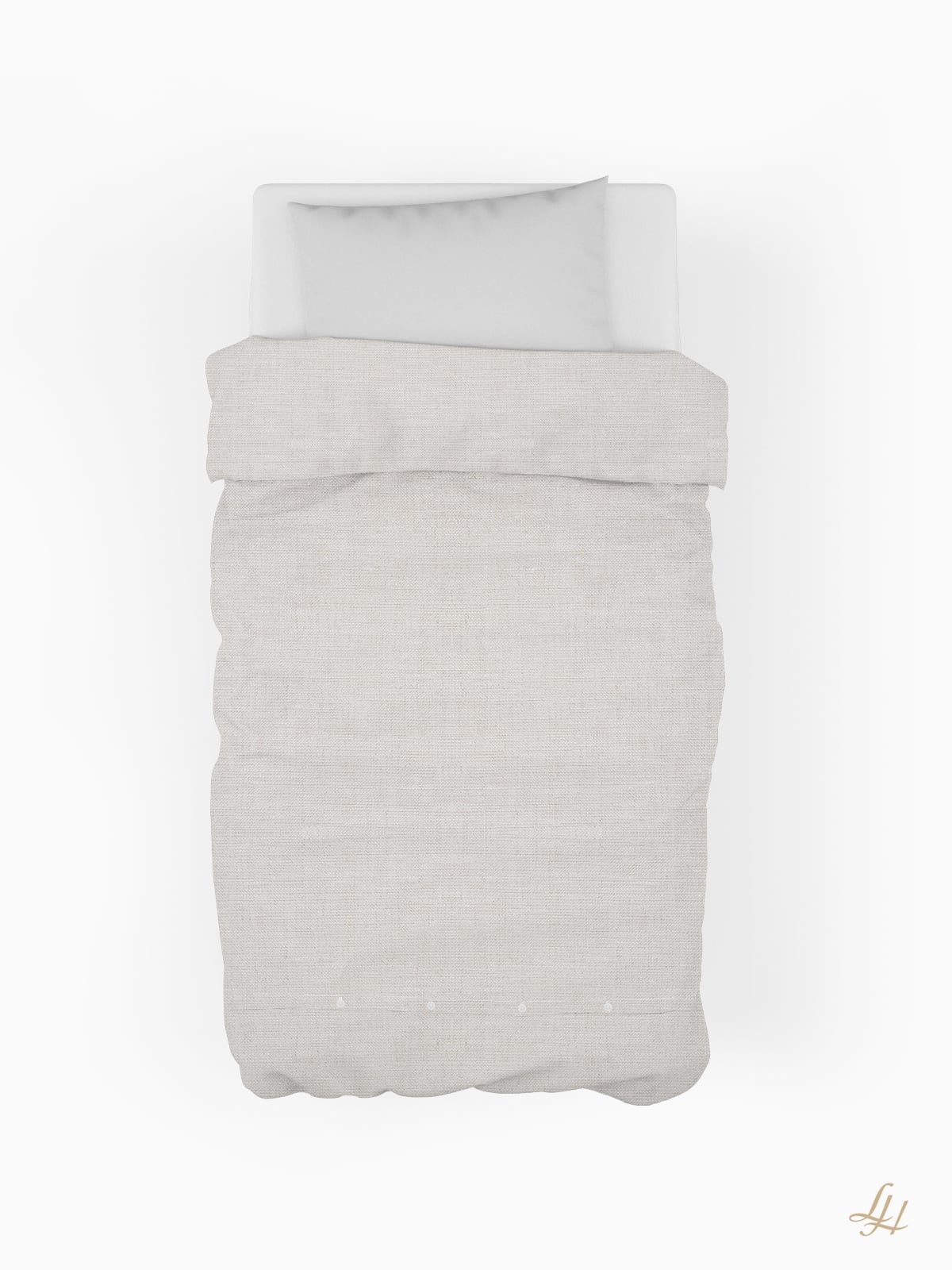 Draufsicht auf ein ordentlich gemachtes Bett mit hypoallergener Leinenbettwäsche, naturfarbener Bettdecke und weißem Kopfkissen auf weißem Hintergrund.