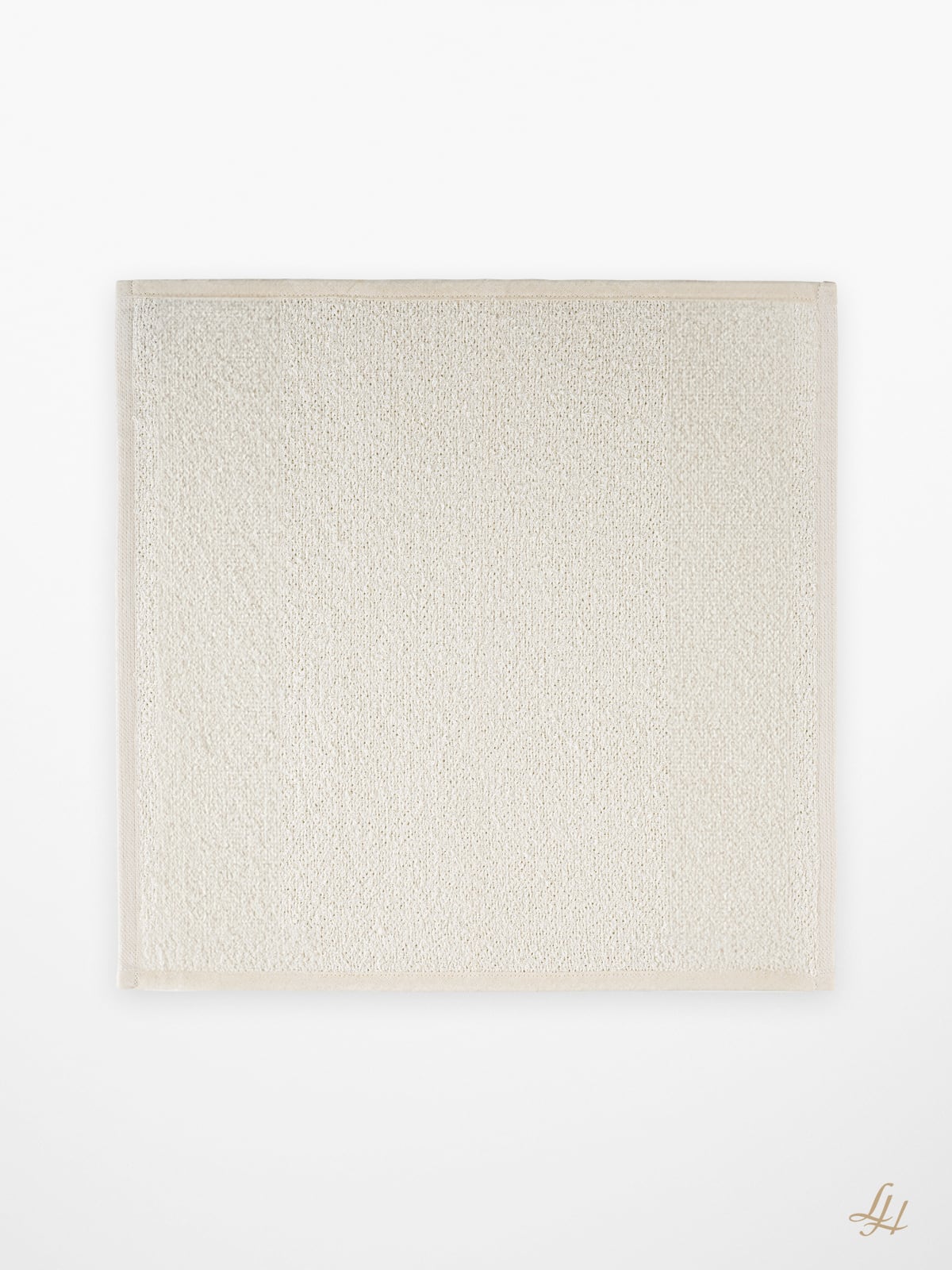 Ein quadratischer Leinenfrotté-Badvorleger in uni creme mit strukturierter Oberfläche und schlichtem Rand auf weißem Hintergrund.